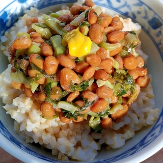 ごま油香る☆やわらかモチモチ玄米ご飯の高菜納豆丼